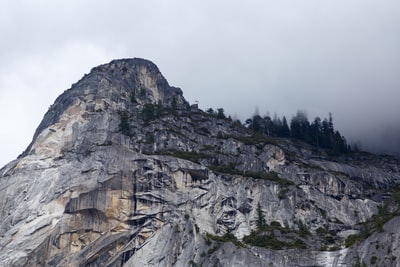 白昼的灰山